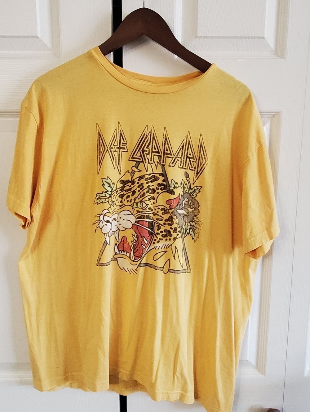 DEF LEPPARD LARGE SHORT SLEEVE TSHIRT YELLOW UNISEX. DISTRESSED